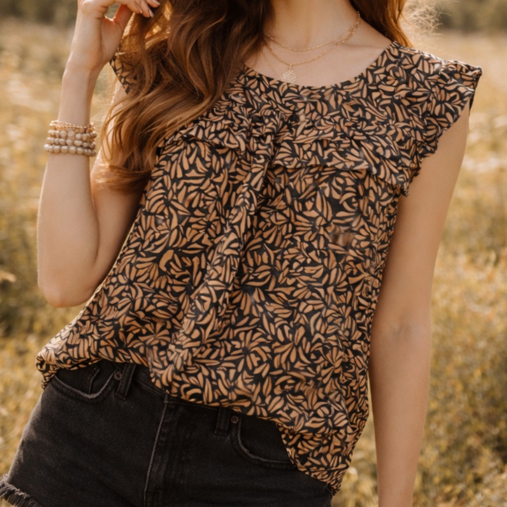 FOREVER 21 OLIVE BLACK ABSTRACT GEOMETRIC CAP SLEEVE RUFFLE TOP L NWT